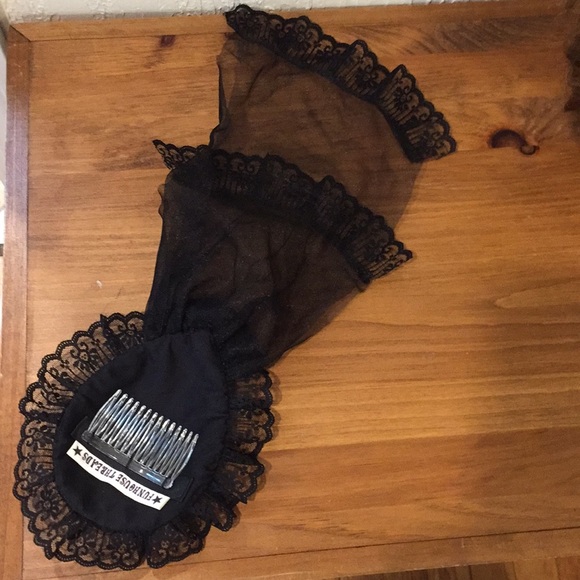 Red satin and lace veiled Fascinator - Picture 8 of 8